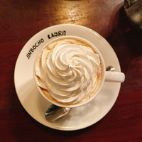 ふわふわ甘い ウィンナーコーヒー とは 美味しい飲み方と都内おすすめカフェをご紹介 キナリノ