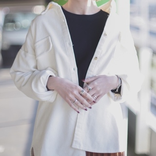 旬アイテムの【コーデュロイシャツ】秋冬カラー別のコーディネート集