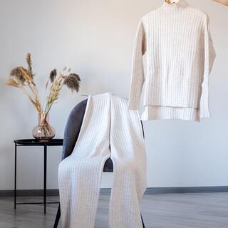 黒・白・ブラウン…どの色で作る？冬のワントーンコーデ