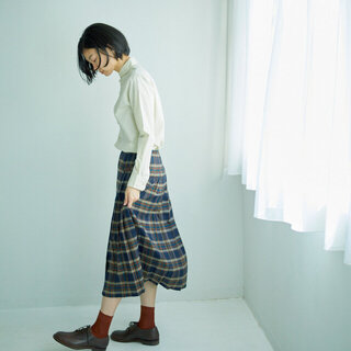 トラッドにもカジュアルにも着こなせる。チェックのキルトスカートコーデ