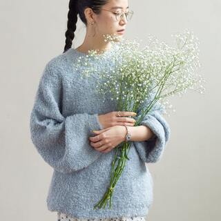 甘さを抑えて華やかに。「キレイめブルー」を使った大人コーデ集