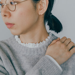 “大人かわいい”を忍ばせる。「フリルネック」の重ね着スタイル