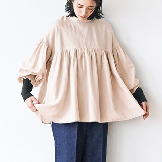 カジュアルも品よく着こなせる。この春着たいおしゃれ「ブラウス」