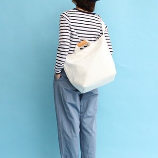 「定番トップス」でつくる、春のお洒落コーデ。