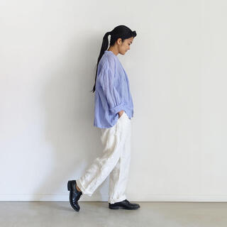 爽やかな春の装いに。「ホワイトデニム」を使った大人コーデ集