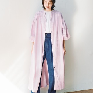 定番の組み合わせをアップデート。今年の【シャツワンピース×パンツ】コーデ