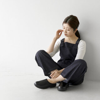 「デニムサロペット」で作る大人カジュアル。ラフでおしゃれな着こなし集