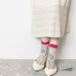 ネイルのように楽しもう♪定番服に合わせて楽しむ「カラフル靴下」