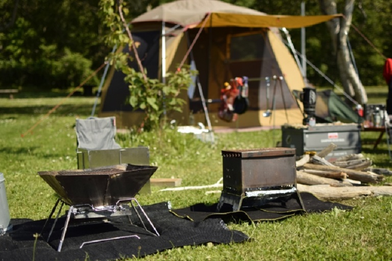 焚き火台 でキャンプ飯はどう 女性におすすめ おしゃれな焚き火台10選 キナリノ