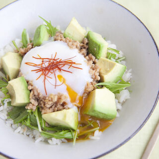 マイ定番に追加したい！簡単おいしい「アボカド丼」の人気レシピ