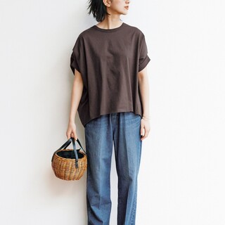 プラスワンで垢抜け！「Tシャツ×デニム＋α」のシンプルカジュアルコーデ