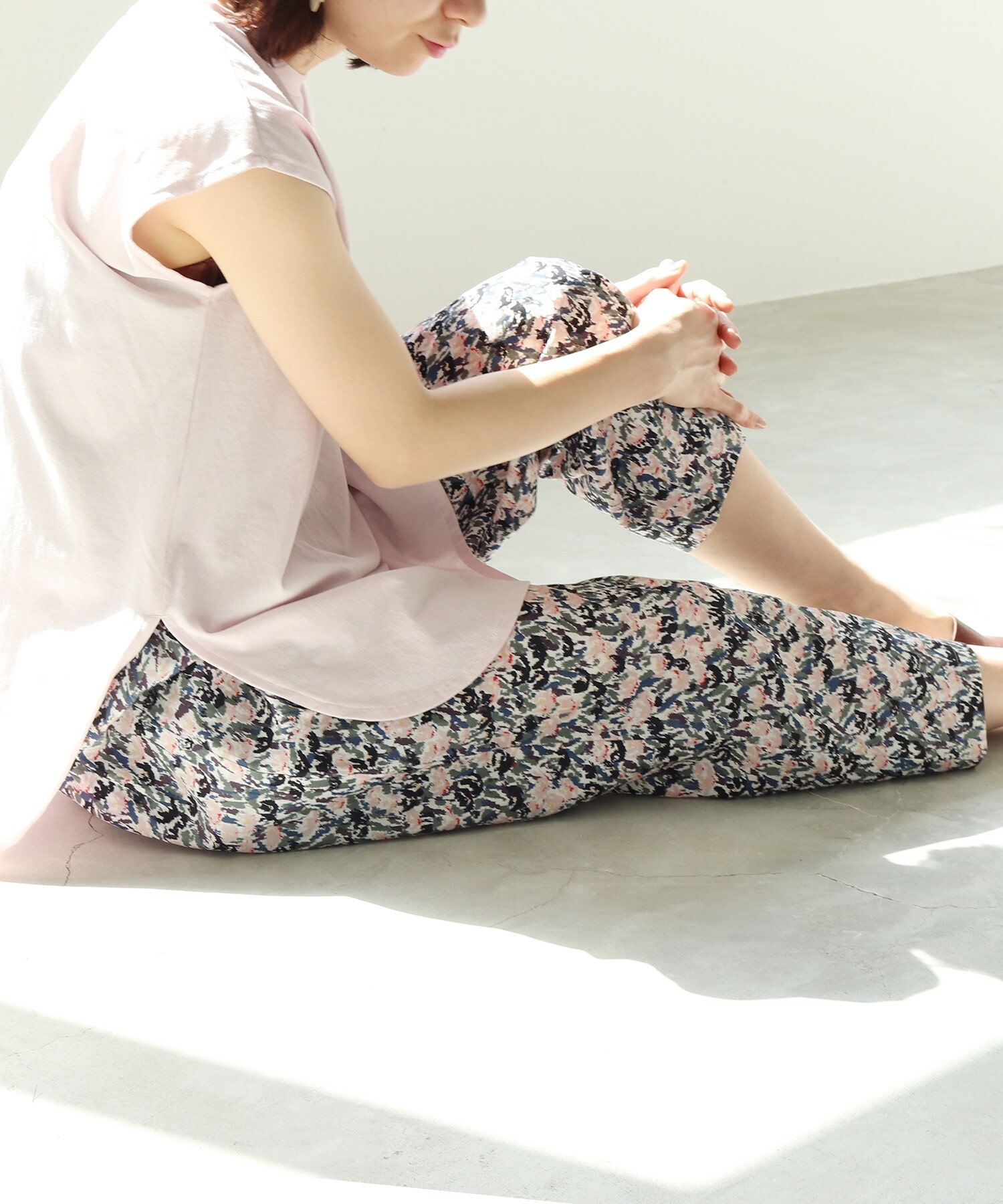 遊び心のある着こなしに 柄パンツ で楽しむ大人のデイリーコーデ キナリノ