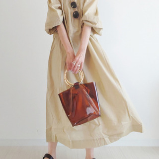 季節感をぐんと上げる！涼しげな大人コーデに「クリアバッグ」を