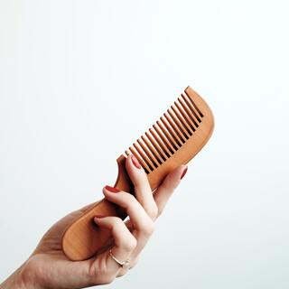 最近、ちょっと増えたかも…気になる「抜け毛」の原因とケア