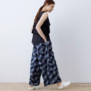 シックに着こなす。派手にならない『柄物が主役』の夏コーデ