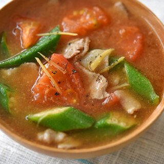 そのプニプニ、脂肪じゃなくてむくみかも？暮らしでできる「むくみ解消法」