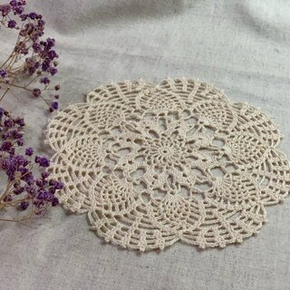 お部屋にクラシカルなアクセントを。「レース編み」の魅力とインテリア