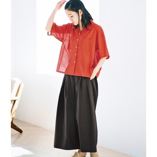 鮮やかな“夏色”で気分高まる。「半袖トップス」で楽しむ原色コーデ