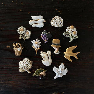 いつもの洋服にプラスするだけで特別気分♪胸元に「ブローチ」の輝きを