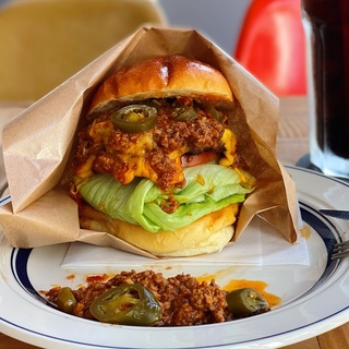 ボリューミーで贅沢なおいしさ！都内の人気グルメバーガー店