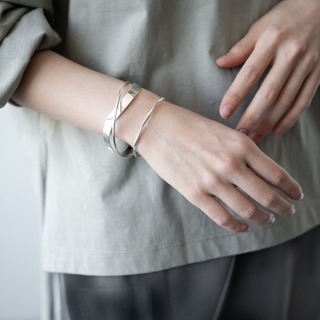 きれいめ服をさりげに飾る。フォーマルなアクセサリー術