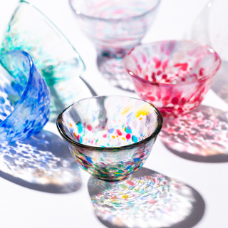 影まで色鮮やかで美しい。青森の伝統的なガラス工芸【津軽びいどろ】