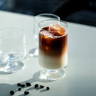 特別な気分が味わえる「脚付きグラス」を食卓に