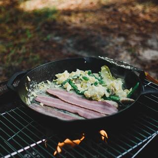 【焚き火料理の基本・道具・レシピ特集】コツを掴んでソロキャンプ大満喫！