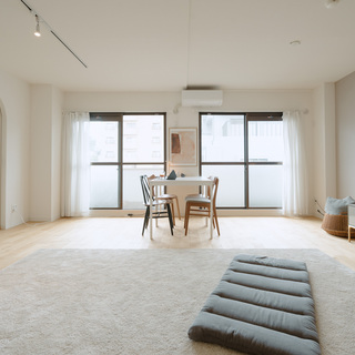 すっきり心地いいリラックス空間に！「床に物を置かない」収納アイディア