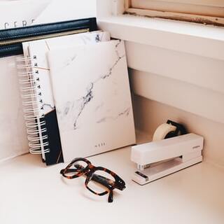 「L字デスク」で部屋の角を快適な作業スペースに。シンプル＆ナチュラルなデザインを紹介