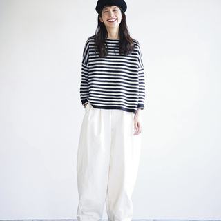 白と黒がキホンです「無地とチェックとボーダー」の大人の着こなし手帖