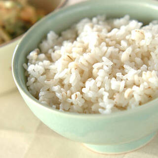 手軽に栄養を♪美味しい「麦ご飯」の基本の炊き方《レシピ付き》