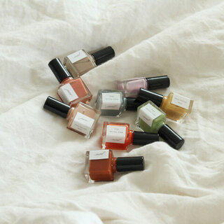 秋の指先はドラマチックに。大人の装いに似合う「秋ネイル」デザイン帖