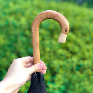 雨の日は、かわいい“アヒルの傘”を連れて