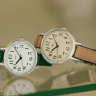 欲しかったのは日常に馴染む腕時計。さりげない色使いが今の気分