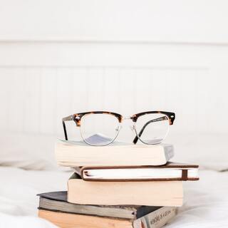 「眼鏡スタンド」使ってる？インテリアに馴染む収納＆DIYアイデア