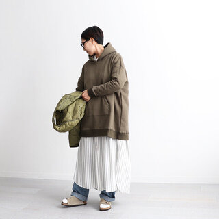 レイヤードにも大活躍！「ゆったりパーカー」で作る大人の楽ちんコーデ