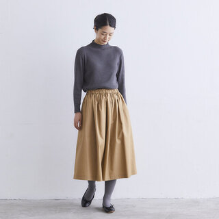 「タックイン」でスッキリ見せ！好バランスな冬のスカートコーデ集