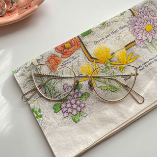 派手じゃないのに個性的。パリの風吹く大人のメガネ