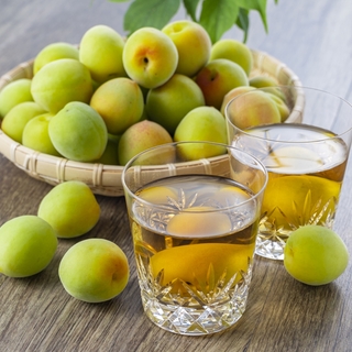 【女性におすすめの梅酒】美肌＆腸活できる！太りにくい飲み方も紹介