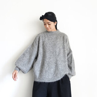 大人らしくシックに着こなす。素敵な冬の「グレー」コーデ集