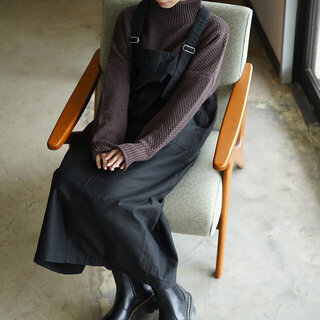 子どもっぽくならない着こなしは？大人の「ジャンパースカート」コーデ術