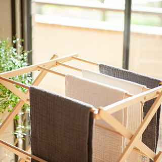なかなか乾かない冬の洗濯物。上手に「部屋干しするためのコツ」をご紹介
