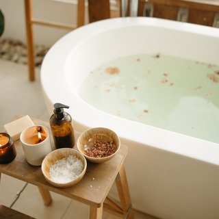 寒い夜、心も体もほぐれるひとときを。お風呂で楽しむ香りのアイテム