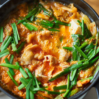 旨辛でおいしい「キムチ鍋」の作り方｜市販のおすすめ＆アレンジレシピも！