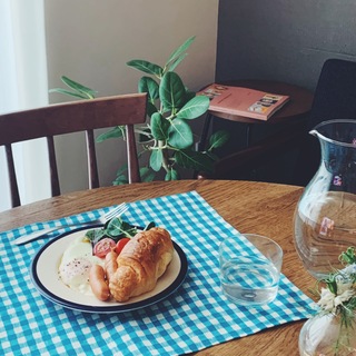 映画のワンシーンのような食卓に。
やさしいリネンのプレイスマット