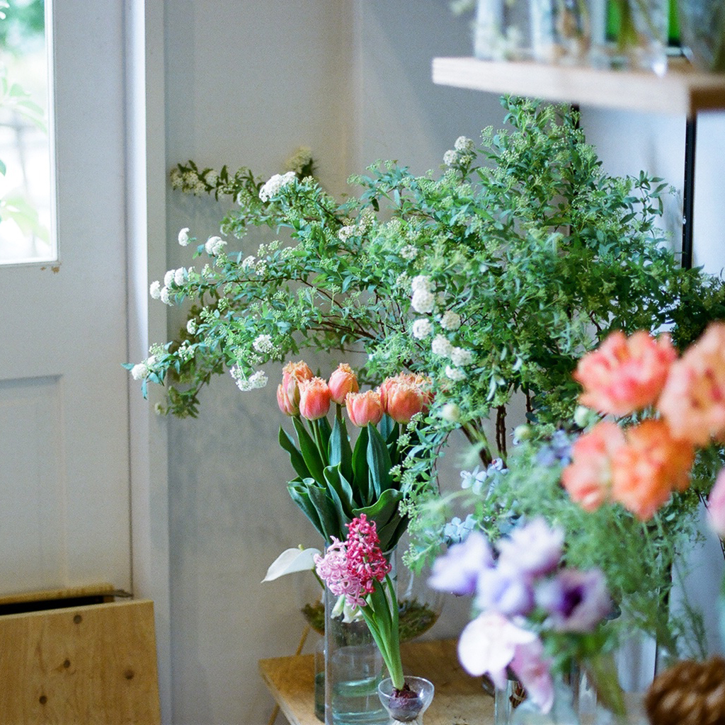 花を買って帰りたくなる街の花屋。
東京・駒場の〈waragai〉へ | キナリノ