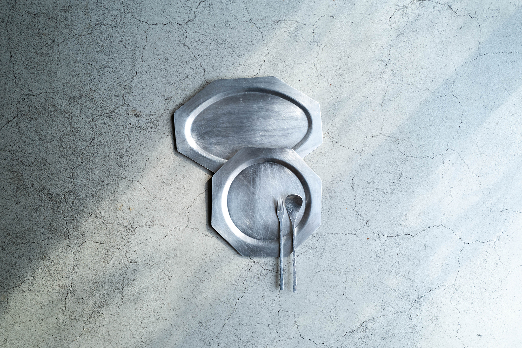 ロールケーキ用に指名 美しいアルミ皿の話 Park 町田紀美子さん キナリノ