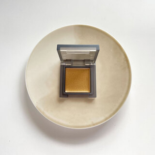 奥二重がキリっとおしゃれに見えるアイシャドウ