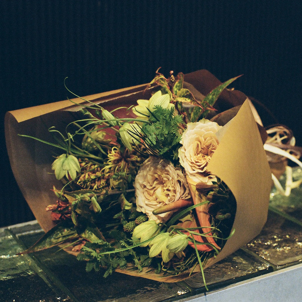 シックに決めたい日の大人の花屋。
東京・丸の内の〈bois de gui tokyo〉へ | キナリノ